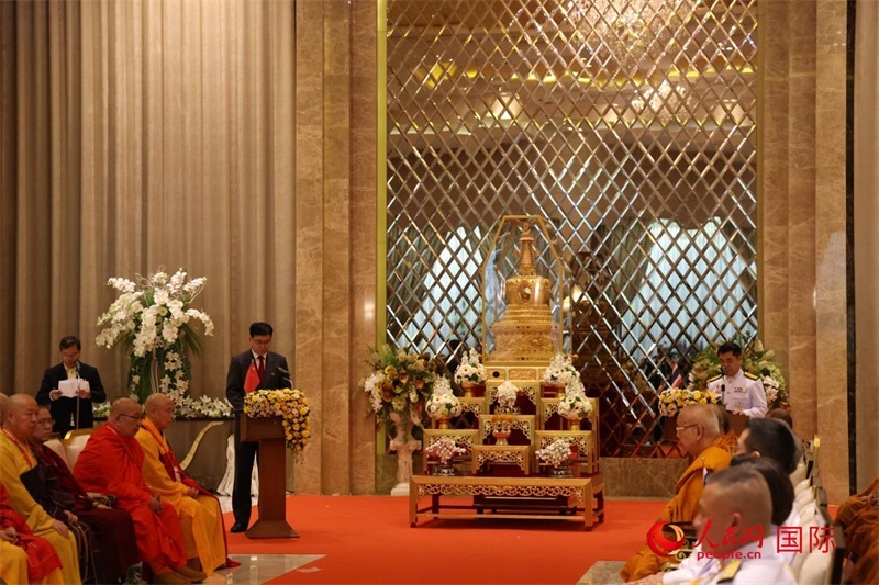 中泰兩國(guó)代表在曼谷廊曼軍用機(jī)場(chǎng)舉辦的迎請(qǐng)儀式上致辭。人民網(wǎng)記者楊一攝