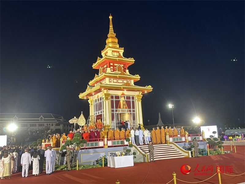 北京靈光寺佛牙舍利抵達(dá)王家田廣場(chǎng)安奉。人民網(wǎng)記者孫廣勇攝