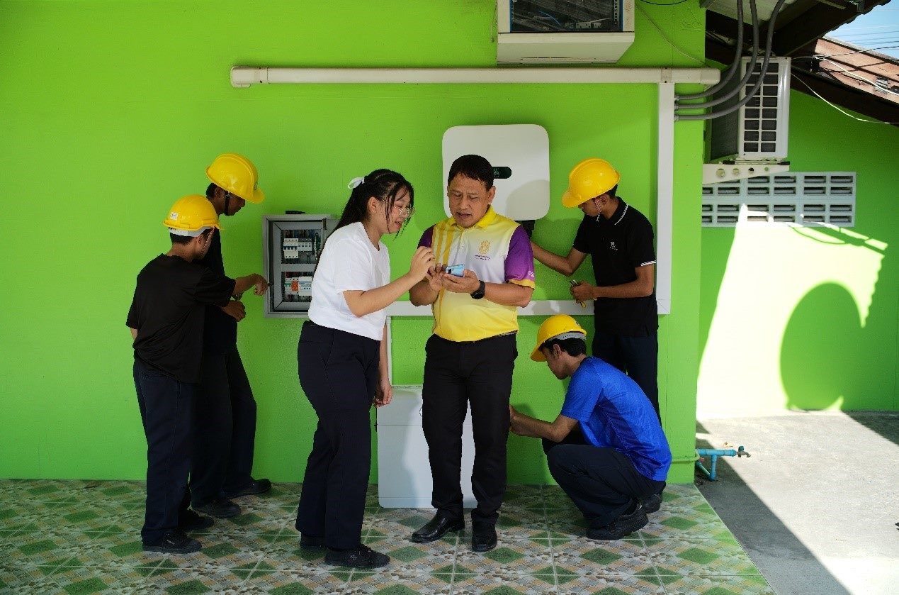 工作人員為當(dāng)?shù)靥﹪?guó)老師講解說(shuō)明。主辦方供圖