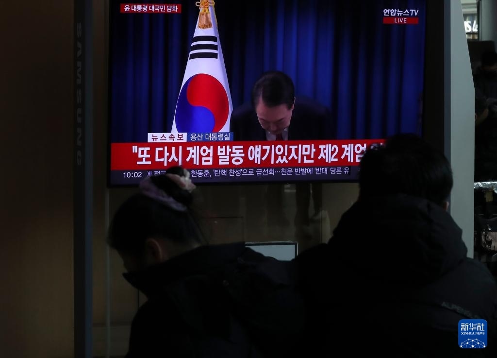 12月7日，在韓國首爾火車站，民眾觀看總統(tǒng)尹錫悅發(fā)表講話的電視畫面。新華社記者 姚琪琳 攝