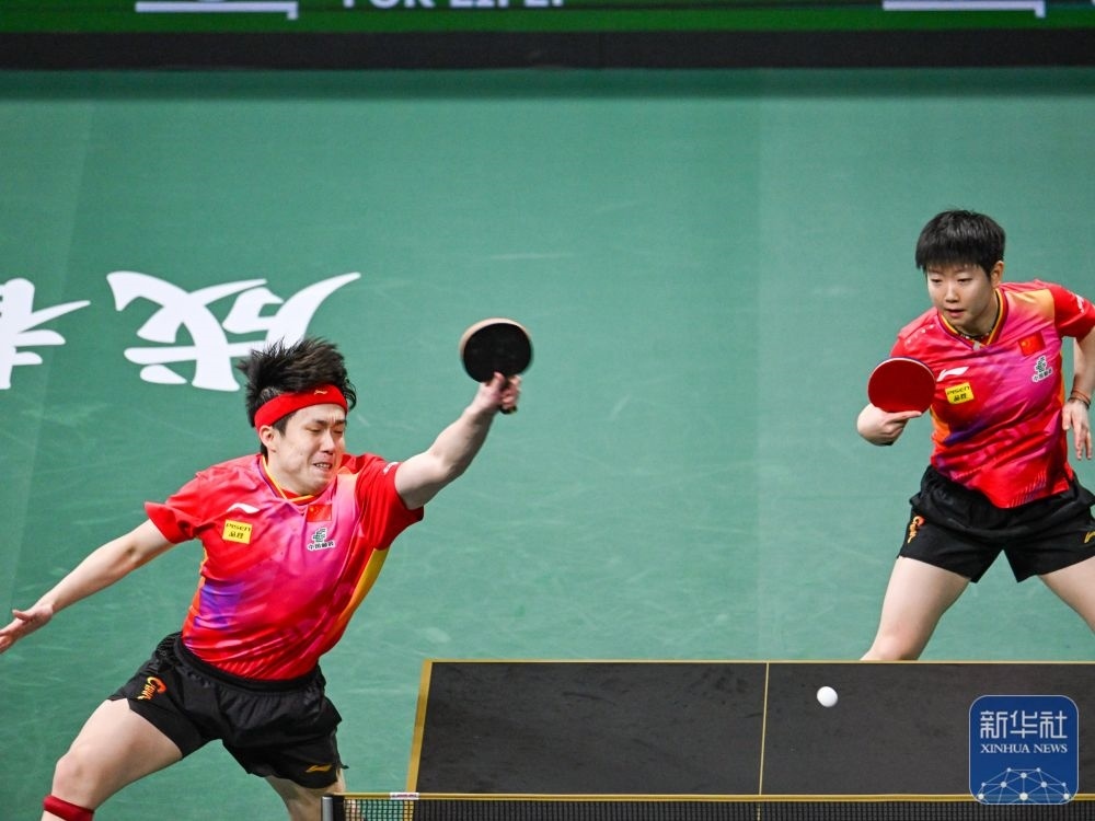 ↑中國(guó)隊(duì)組合王楚欽（左）/孫穎莎在混雙比賽中。新華社記者 王曦 攝