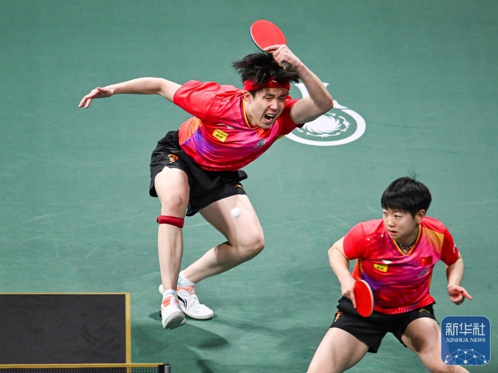 ↑中國(guó)隊(duì)組合王楚欽（左）/孫穎莎在混雙比賽中。新華社記者 王曦 攝
