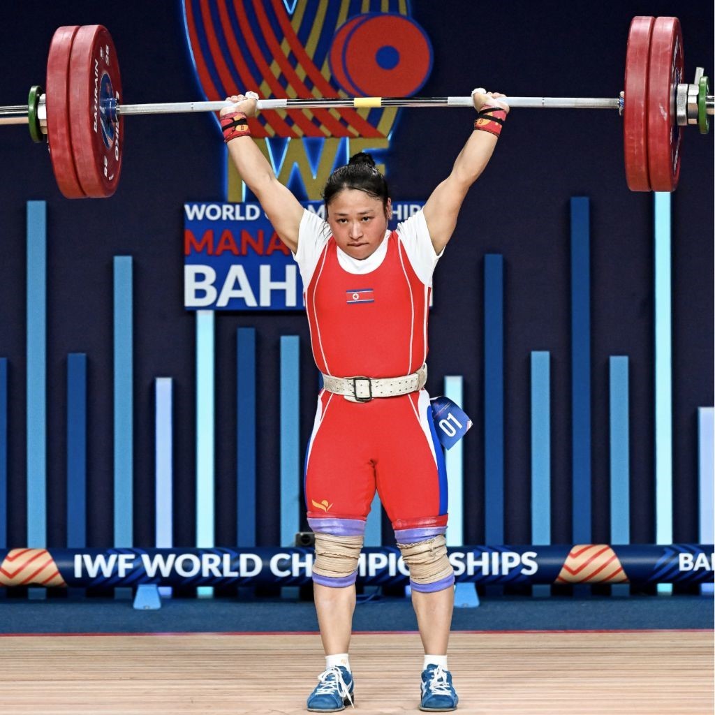 圖為李盛金在比賽中。圖片來(lái)源于國(guó)際舉重聯(lián)合會(huì)官網(wǎng)