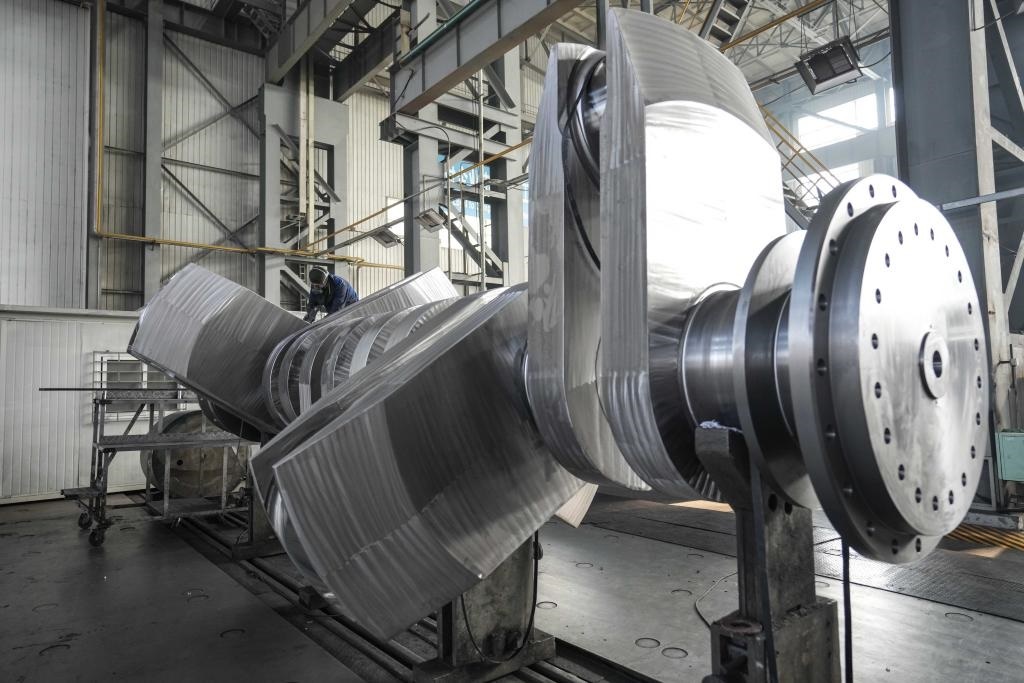 2024年1月11日，工人在大連華銳船用曲軸有限公司加工車(chē)間加工產(chǎn)品。新華社記者 潘昱龍 攝