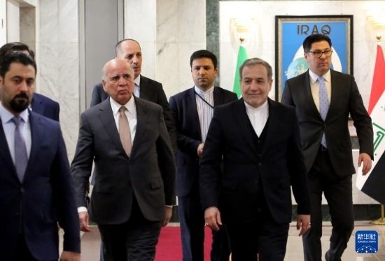 12月6日，伊拉克副總理兼外長侯賽因（中左）在巴格達會見伊朗外長阿拉格齊（中右）。新華社發(fā)（哈利勒·達伍德攝）