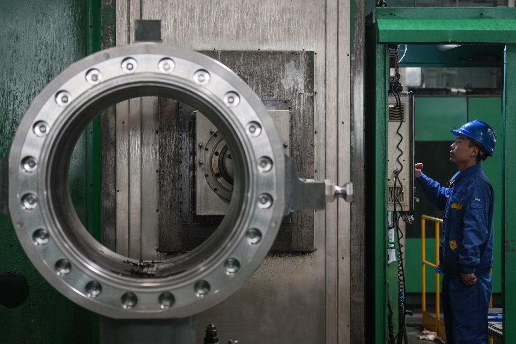 2023年2月14日，沈陽(yáng)鼓風(fēng)機(jī)集團(tuán)股份有限公司的工人在車(chē)間工作。新華社記者 潘昱龍 攝