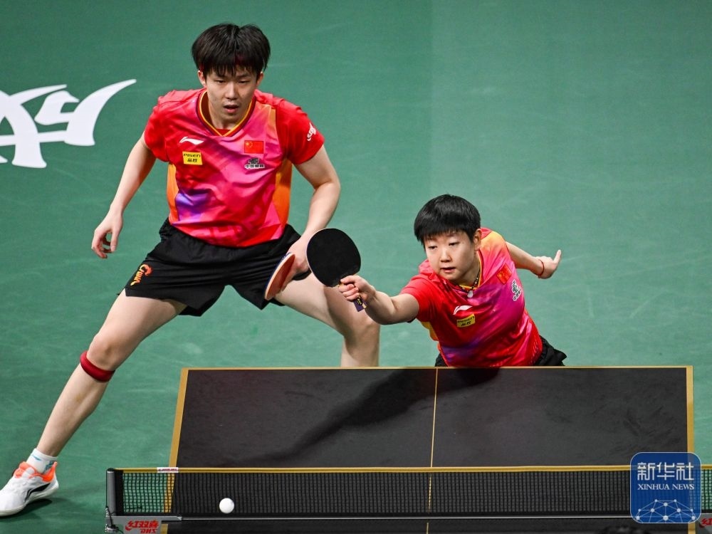 ↑中國(guó)隊(duì)組合王楚欽/孫穎莎（右）在混雙比賽中。新華社記者 王曦 攝