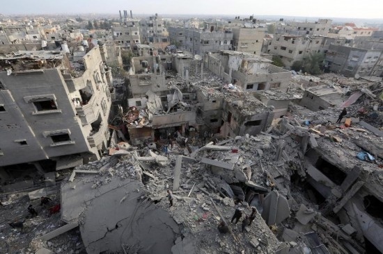 這是12月7日在加沙地帶中部努賽賴特難民營拍攝的遭以軍轟炸后的建筑廢墟。新華社發(fā)（里澤克·阿卜杜勒賈瓦德攝）