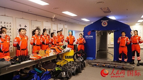 國航日韓支社捐贈(zèng)的專業(yè)救援裝備。人民網(wǎng) 蔣曉辰攝