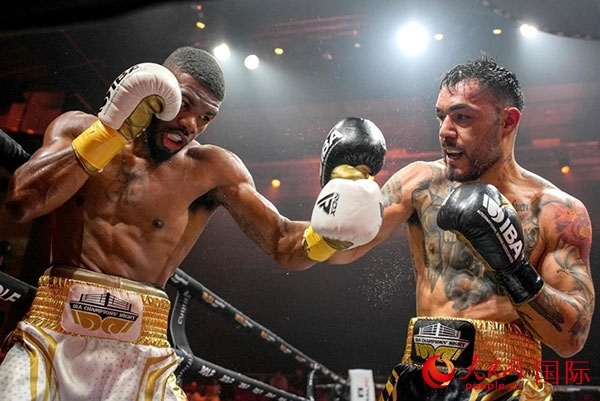 來自剛果民主共和國的帕特里克·穆卡拉（右）獲得了非洲80公斤級(jí)冠軍。人民網(wǎng) 塔里克·易卜拉欣攝