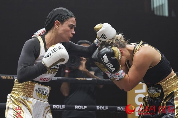 來自伊朗和羅馬尼亞的女選手進(jìn)行了墊場(chǎng)賽。人民網(wǎng) 塔里克·易卜拉欣攝