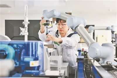 廣東省深圳市科研人員在實驗室調(diào)試智能機(jī)器人。視覺中國供圖