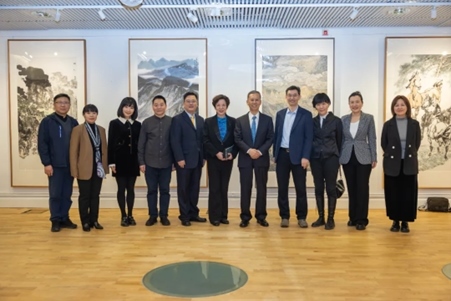 中國駐瑞典大使崔愛民與畫展主辦方人員合影。中國駐瑞典大使館供圖