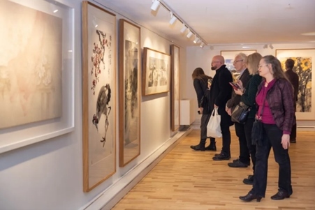 來賓參觀畫展。中國駐瑞典大使館供圖