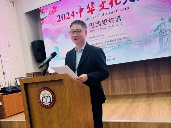 里約中國(guó)國(guó)際學(xué)校代董事長(zhǎng)尹霄敏在閉營(yíng)儀式上致辭?；顒?dòng)主辦方供圖