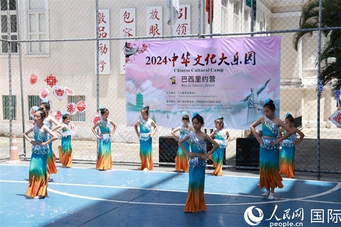 傣族舞蹈《金色的孔雀》以?xún)?yōu)美的動(dòng)作贏得觀眾喝彩。人民網(wǎng)記者 陳海琪攝