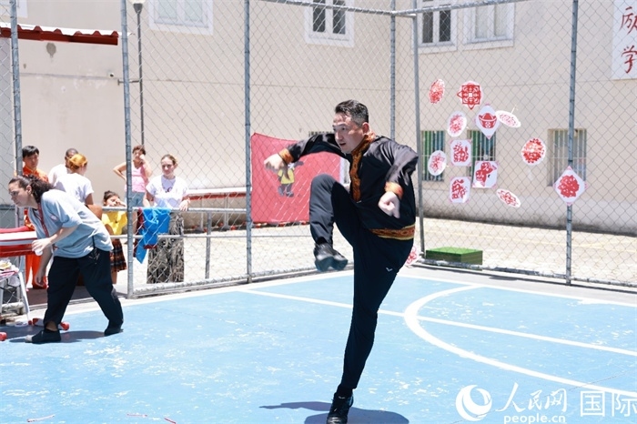 塔吉克舞蹈《夢(mèng)想》通過(guò)靈動(dòng)的舞姿展現(xiàn)了塔吉克族對(duì)美好生活的向往，仿佛帶領(lǐng)觀眾走進(jìn)了帕米爾高原。人民網(wǎng)記者 陳海琪攝