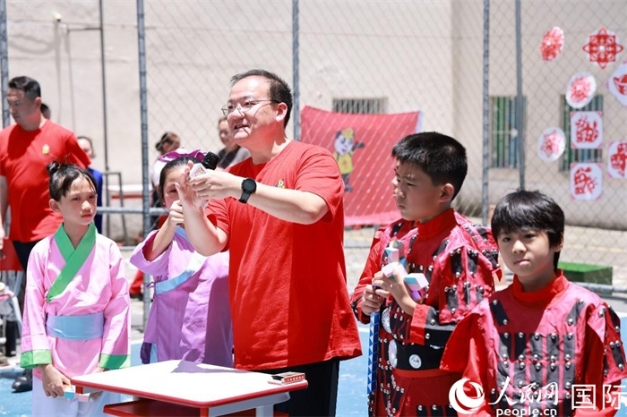 趣味數(shù)學(xué)節(jié)目以富有創(chuàng)意的數(shù)字游戲和魔尺變幻為亮點(diǎn)，激發(fā)了孩子們的數(shù)學(xué)思維與想象力。人民網(wǎng)記者 陳海琪攝