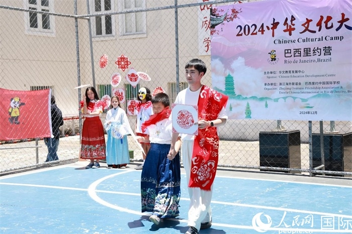 《SHOW美中華》通過(guò)國(guó)風(fēng)服飾走秀，將傳統(tǒng)文化與現(xiàn)代創(chuàng)意完美結(jié)合。人民網(wǎng)記者 陳海琪攝