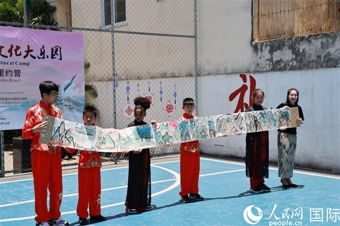 《一書(shū)一畫(huà)》展現(xiàn)了小營(yíng)員們的繪畫(huà)技巧。人民網(wǎng)記者 陳海琪攝