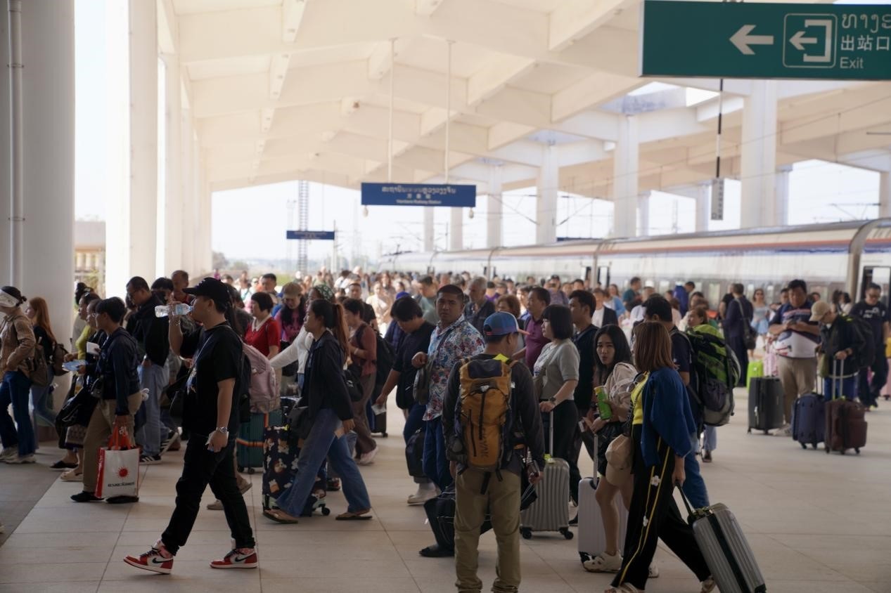 在中老鐵路萬象站，客運(yùn)列車抵達(dá)后旅客出站。老中鐵路有限公司供圖