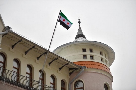 12月9日，在俄羅斯首都莫斯科，敘利亞駐俄羅斯使館升起代表敘利亞反對派的旗幟。新華社發(fā)（亞歷山大攝）