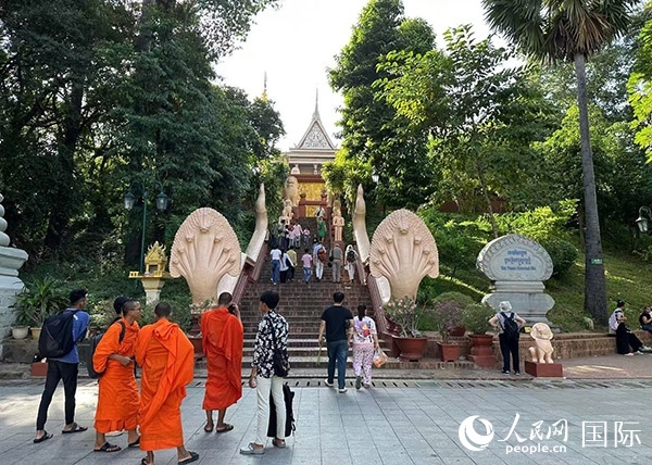 游客在金邊塔山寺游玩。人民網記者 簡承淵攝
