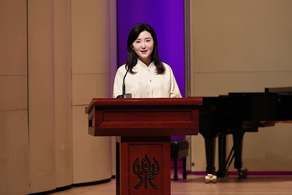 中央音樂學院黨委書記、中國民族管弦樂學會胡琴專業(yè)委員會會長于紅梅致辭。中國民族管弦樂學會胡琴專業(yè)委員會供圖