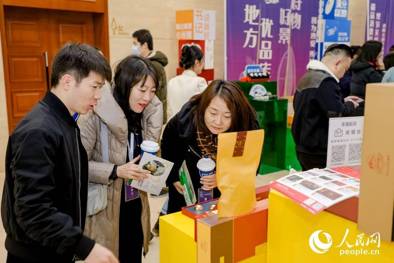 “精品消費(fèi)月·雙節(jié)關(guān)愛(ài)季”專(zhuān)項(xiàng)工作首站活動(dòng)現(xiàn)場(chǎng)。