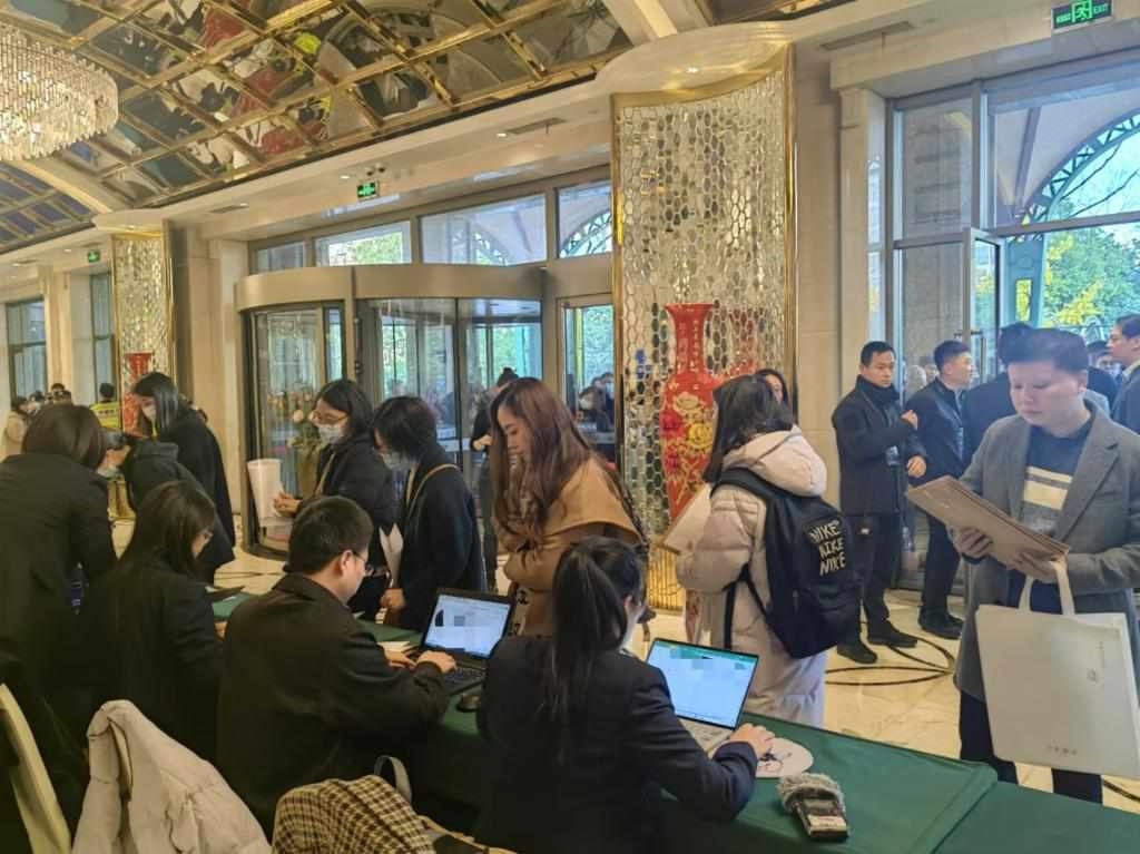 12月12日，第十批國家組織藥品集中帶量采購現(xiàn)場。新華社記者龔雯 攝