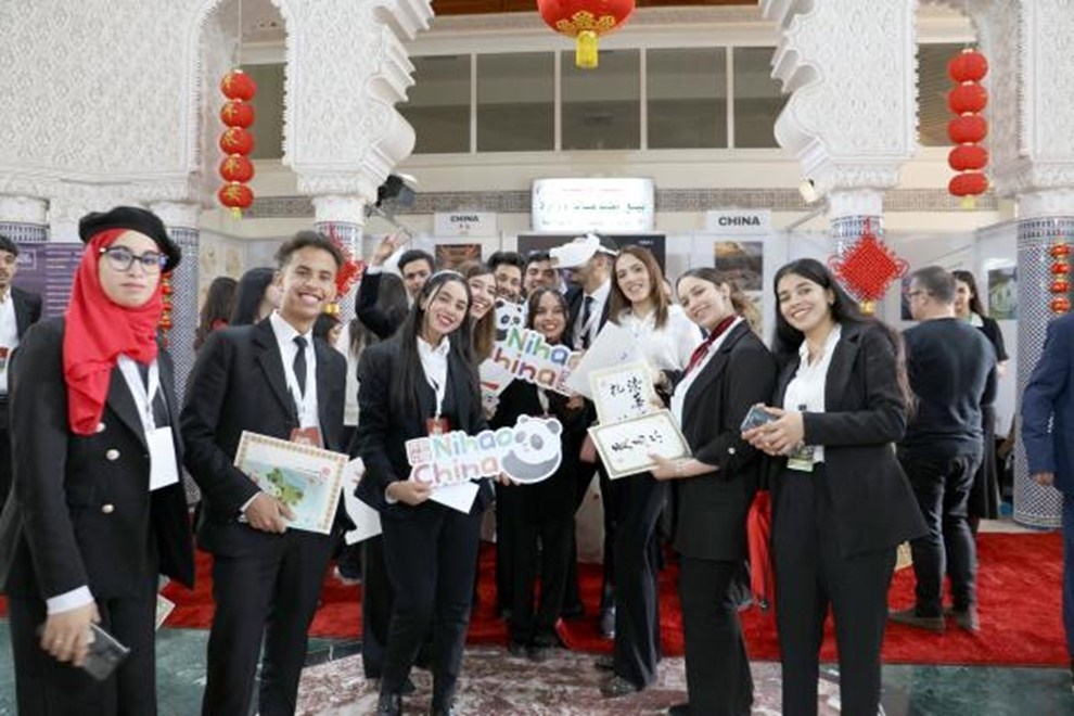 當(dāng)?shù)孛癖娛殖帧澳愫?！中?guó)”手牌合影。拉巴特中國(guó)文化中心供圖