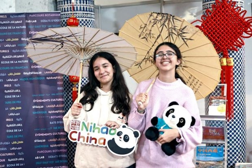 兩名女孩在合影。拉巴特中國(guó)文化中心供圖