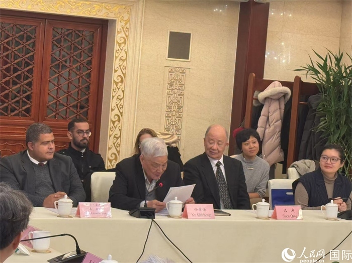 老一輩赴古留學(xué)生代表徐世澄在座談會(huì)上發(fā)言。人民網(wǎng)記者 趙健攝