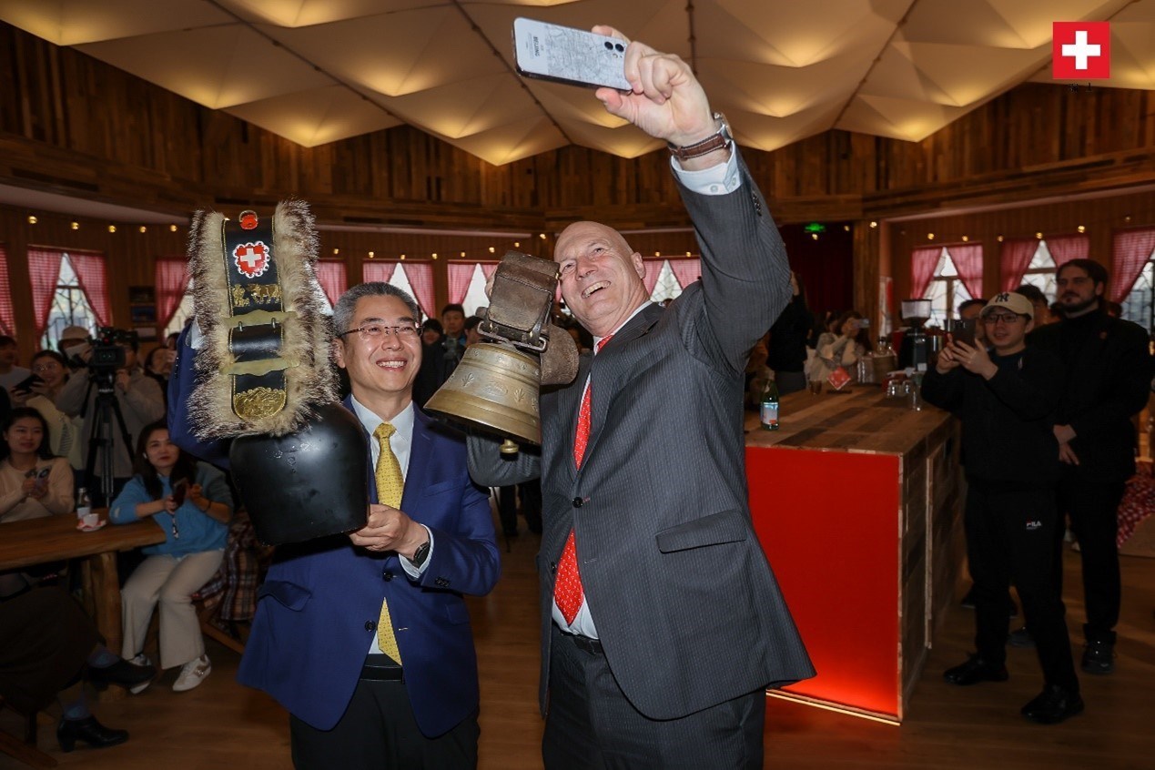 瑞士駐華大使白瑞誼與北京市西城區(qū)委副書記、代區(qū)長郅海杰搖響瑞士牛鈴，共同為小木屋揭幕。瑞士駐華大使館供圖