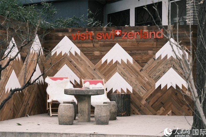 瑞士小木屋一隅，靜謐中散發(fā)出阿爾卑斯的冬日溫情。人民網(wǎng) 實(shí)習(xí)生黃睿攝