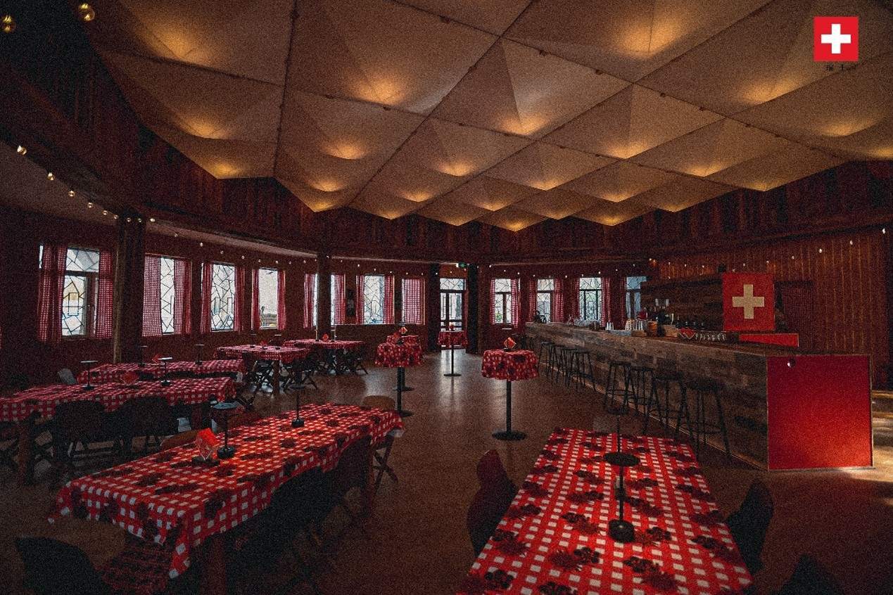 瑞士小木屋內(nèi)飾采用瑞士紅、森林棕與雪山白三種主色調(diào)，營造出自然與現(xiàn)代交融的氛圍。瑞士使館供圖