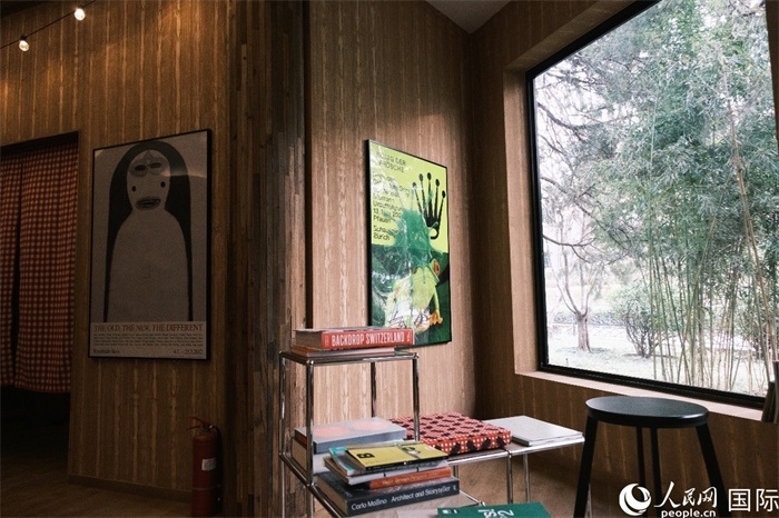 小木屋室內(nèi)一角體現(xiàn)出時尚簡約的瑞士元素。人民網(wǎng) 實(shí)習(xí)生黃睿攝