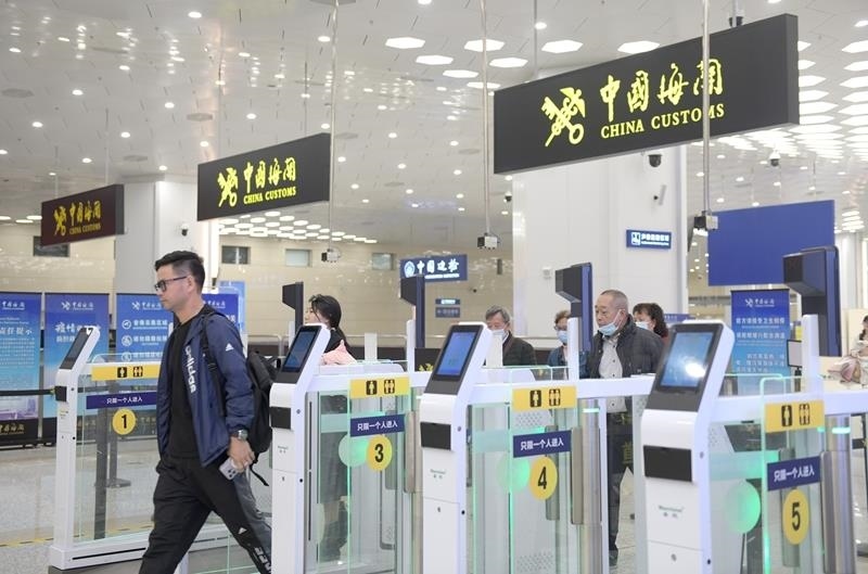 △2024年2月29日，旅客從橫琴口岸過關(guān)。
