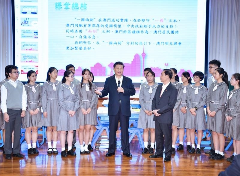 △2019年12月19日，在濠江中學(xué)附屬英才學(xué)校觀摩以“‘一國兩制’與澳門”為題的中國歷史公開課后，習(xí)近平主席走到學(xué)生中間即席發(fā)表重要講話。