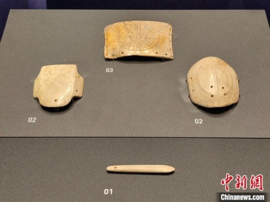 12月14日，“文明先鋒—凌家灘文化玉器展”在故宮博物院文華殿開幕。圖為展覽現(xiàn)場(chǎng)的玉龜、玉版和玉簽。 中新社記者 應(yīng)妮 攝