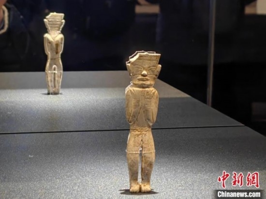 12月14日，“文明先鋒—凌家灘文化玉器展”在故宮博物院文華殿開幕。圖為展覽現(xiàn)場(chǎng)的立姿玉人。 中新社記者 應(yīng)妮 攝