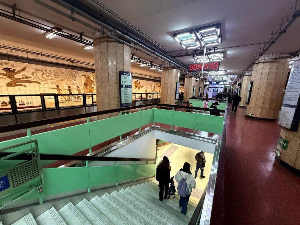 乘客從北京地鐵2號線東四十條站走“站中站”換乘地鐵3號線。新華社記者張驍 攝