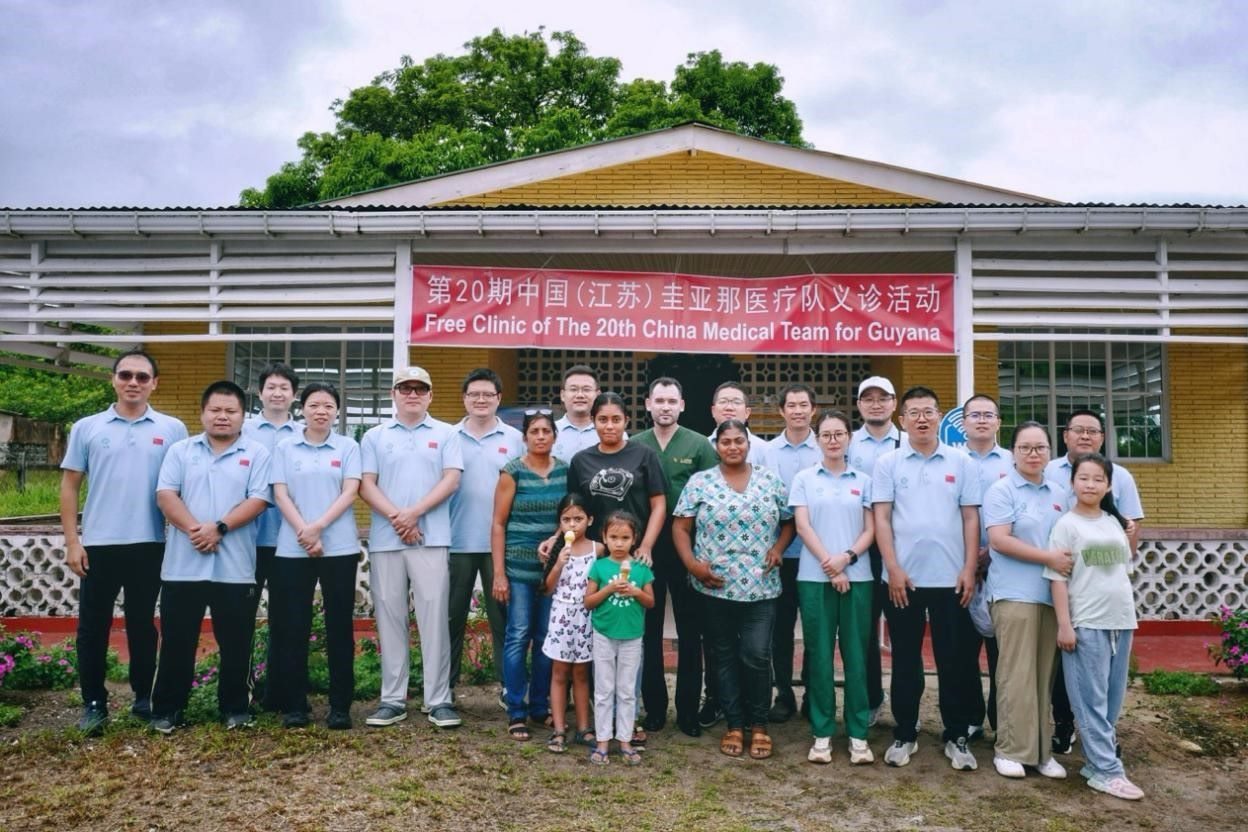 第20期中國(guó)（江蘇）援圭亞那醫(yī)療隊(duì)在圭偏遠(yuǎn)的林登高速社區(qū)開(kāi)展義診后，與部分當(dāng)?shù)鼐用窈嫌啊?中國(guó)援圭醫(yī)療隊(duì)供圖