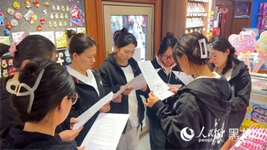 工會(huì)組織企業(yè)職工開展技能培訓(xùn)活動(dòng)。人民網(wǎng)記者 張哲鑫攝