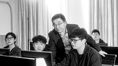 于濤教授對(duì)團(tuán)隊(duì)成員進(jìn)行技術(shù)指導(dǎo)。資料圖片