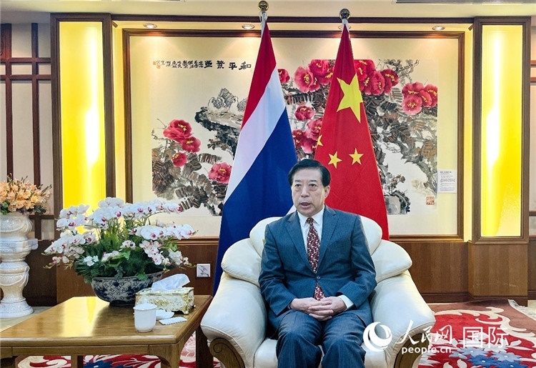 2024年12月10日，中國駐泰國大使韓志強在泰國曼谷接受中國—東盟中心（ACC）組織的“多彩東盟：2024年中國媒體東盟行”媒體團采訪。人民網記者 羨江楠攝