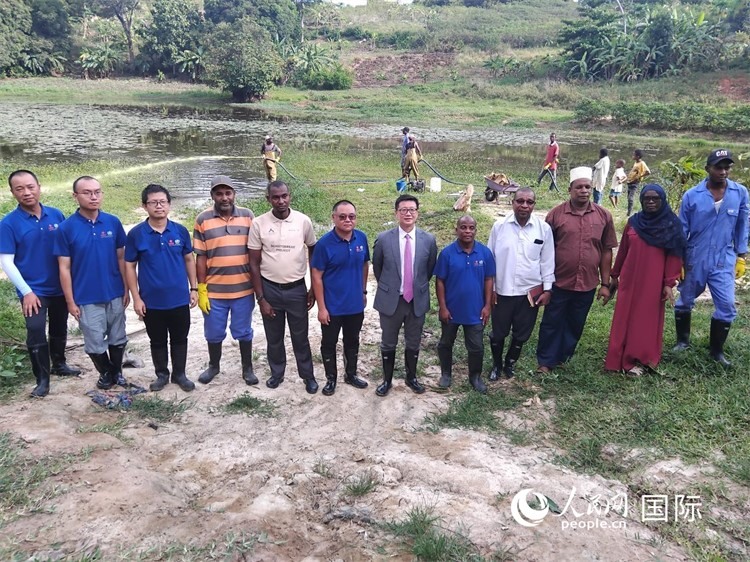 滅螺現(xiàn)場。施亮攝