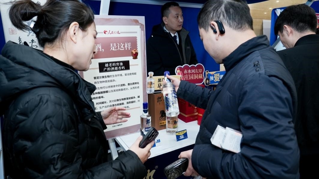 白酒展位負(fù)責(zé)人在為嘉賓介紹。張新攝