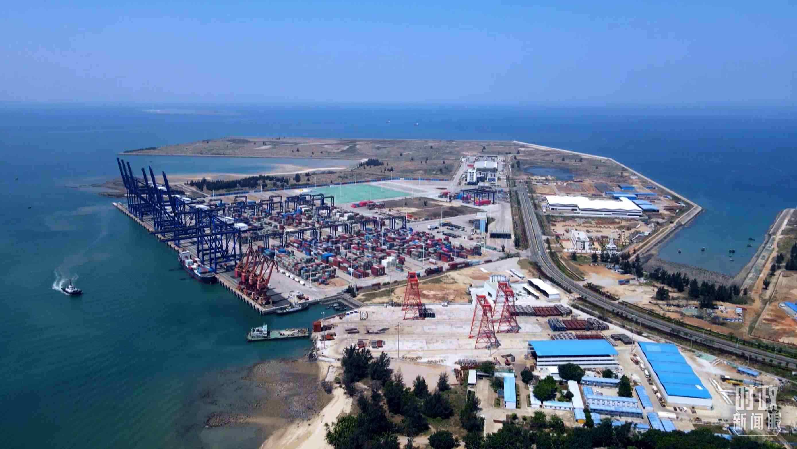 俯瞰海南洋浦港口。（總臺記者葉飛拍攝）
