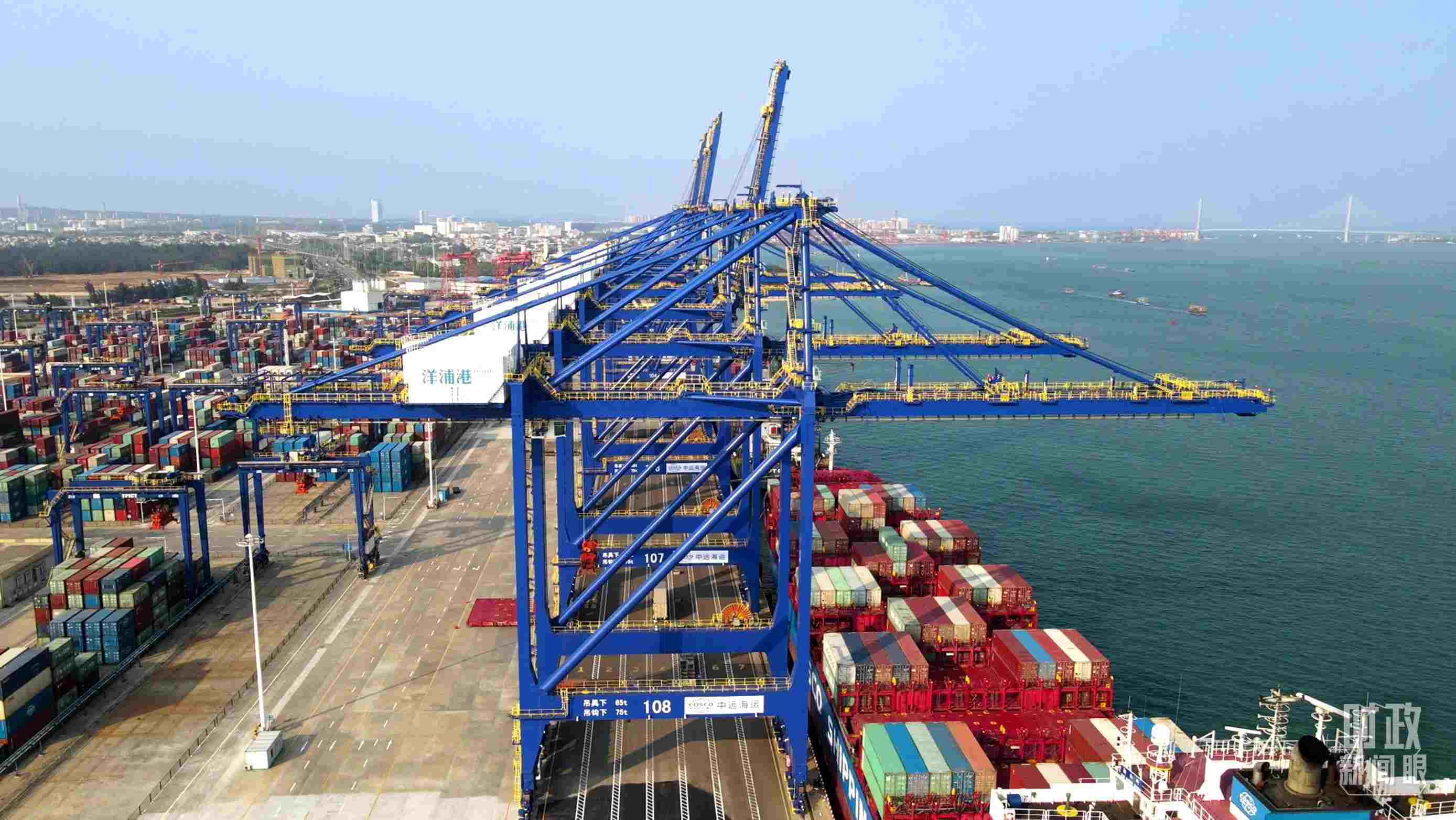 海南洋浦國際集裝箱碼頭小鏟灘港區(qū)。（總臺央視記者彭漢明拍攝）